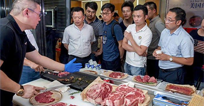 Một cửa hàng thịt lợn ở Trung Quốc. Ảnh: National Hog Farmer.
