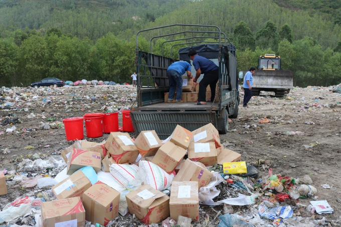 Sản phẩm vi phạm được chở đến bãi xử lý rác thải rắn nằm trên địa bàn thôn Đông Bình, xã Nhơn Thọ (TX An Nhơn, Bình Định) để tiêu hủy. Ảnh: VĐT.