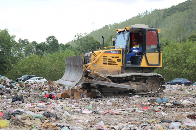 Gần 6.000 hũ yến sào không đảm bảo chất lượng đang được tiêu hủy. Ảnh: VĐT.