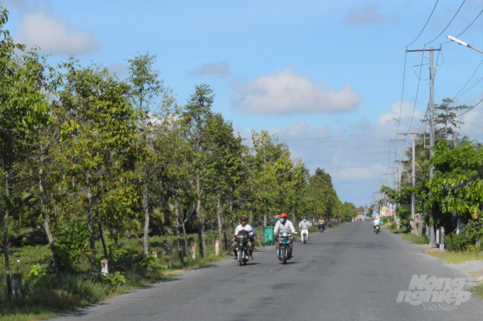 Huyện Gò Quao đã xây dựng được trên 100 km đường kiểu mẫu, xanh - sạch - đẹp, gắn với chương trình thắp sáng đường quê. Ảnh: Trung Chánh.