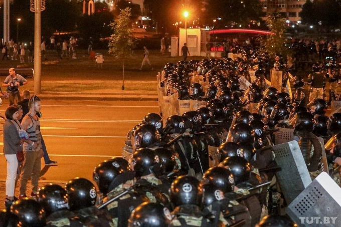 Cảnh sát chống bạo động lập hàng rào khoanh vùng người biểu tình ở Minsk đêm 9/8. Ảnh: Tut.By.