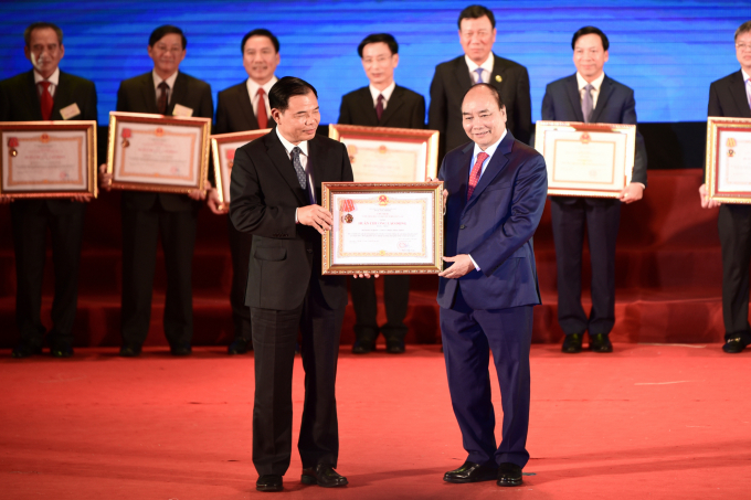 Thủ tướng Nguyễn Xuân Phúc trao tặng Huân chương Lao động Hạng Nhất cho Bộ Nông nghiệp và Phát triển nông thôn đã có thành tích xuất sắc trong phong trào thi đua 'Cả nước chung sức xây dựng nông thôn mới giai đoạn 2016 - 2020'. Ảnh: Thành Công.