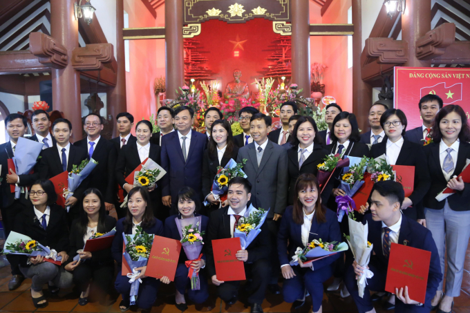 Đảng ủy Bộ Nông nghiệp và Phát triển nông thôn tổ chức Lễ kết nạp đảng viên nhân dịp kỷ niệm 90 năm Ngày thành lập Đảng Cộng sản Việt Nam. Ảnh: Thành Công.
