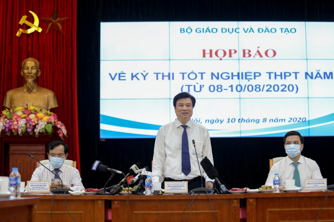 Thứ trưởng Bộ GD-ĐT Nguyễn Hữu Độ (đứng) đánh giá kì thi tốt nghiệp THPT 2020 vừa đảm bảo chống dịch vừa đáp ứng được yêu cầu tổ chức thi gọn nhẹ, thiết thực, khách quan. Ảnh: Phạm Hiếu.