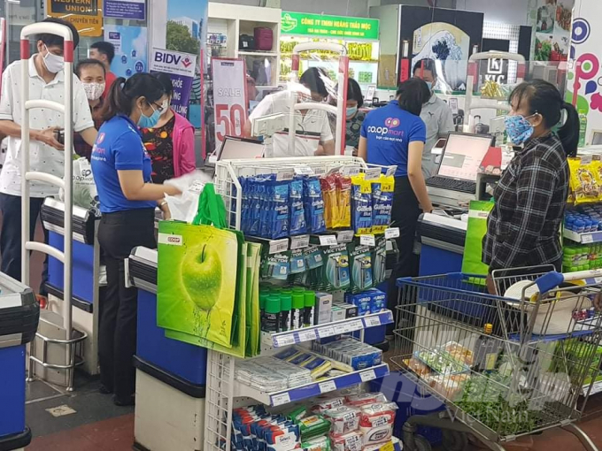 Người tiêu dùng đi siêu thị Co.opmart Quy Nhơn chỉ mua đủ dùng hàng ngày chứ không gom hàng tích trữ. Ảnh: Vũ Đình Thung.