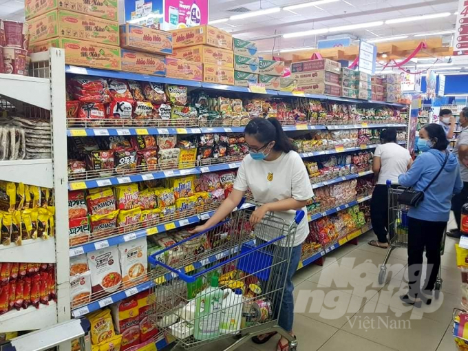Nhiều mặt hàng ở siêu thị Co.opmart Quy Nhơn đồng loạt giảm giá mạnh. Ảnh: Vũ Đình Thung.