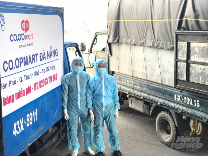 Nhân viên giao hàng lưu động của Co.opmart Đà Nẵng được trang bị đồ bảo hộ như nhân viên y tế để phòng chống dịch Covid-19. Ảnh: Vũ Đình Thung.
