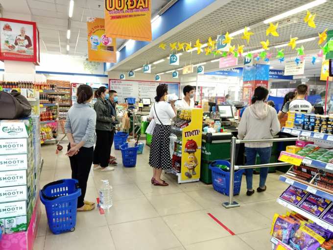Khách mua hàng tại Co.opmart Đà Nẵng khi tính tiền tuân thủ người cách người 2m. Ảnh: Vũ Đình Thung.