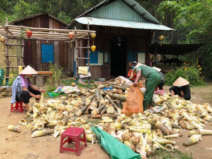 Người dân chia nhau mỗi người mỗi việc, sơ chế các sản phẩm địa phương để chuẩn bị đưa lên xe. Ảnh: L.K.