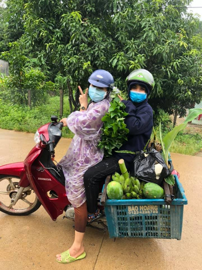 Người dân huyện Đông Giang (Quảng Nam) vui vẻ hỗ trợ thực phẩm cho người dân 'tâm dịch' Đà Nẵng. Ảnh: L.K.