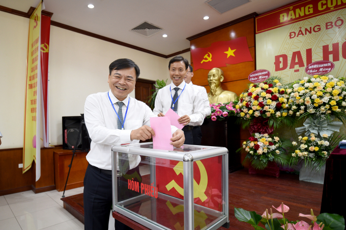 Đồng chí Nguyễn Hoàng Hiệp bỏ phiếu bầu Ban Chấp hành Đảng ủy bộ Bộ NN-PTNT nhiệm kỳ 2020 - 2025. Ảnh: Tùng Đinh.