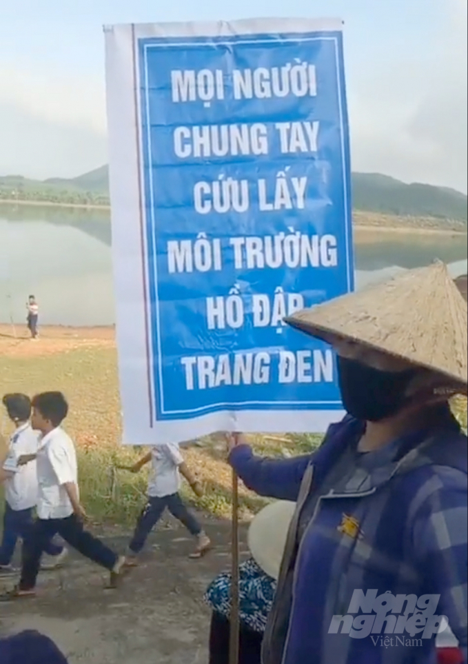 Hàng loạt hộ dân tại xã Nam Hưng đã chăng băng rôn phản đối tình trạng ô nhiễm (ảnh cắt từ video).