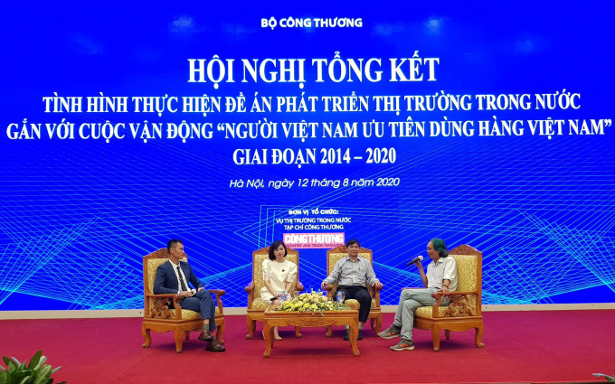 Bà Dương Thanh Tâm, đại diện Vincommerce tham gia thảo luận về phát triển thị trường cho hàng Việt Nam tại hội nghị tổng kết cuộc vận động 'Người Việt Nam ưu tiên dùng hàng Việt Nam'. Ảnh: Tùng Đinh.
