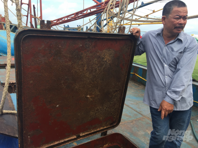 Ngư dân Nguyễn Văn Lý ở xã Mỹ Đức (huyện Phù Mỹ, Bình Định), chủ tàu cá vỏ thép BĐ 99004 TS, người vừa bị Ngân hàng BIDV khởi kiện, yêu cầu trả khoản nợ hơn 16,4 tỉ đồng. Ảnh: Vũ Đình Thung.