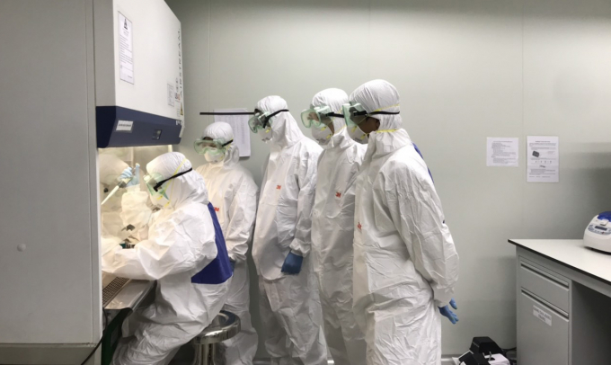Các cán bộ phòng thí nghiệm của Cục Thú y tại lớp tập huấn xét nghiệm virus SARS-CoV-2 bằng kỹ thuật Realtime RT-PCR vào tháng 3/2020, do chuyên gia của Viện Vệ sinh Dịch tễ Trung ương (NIHE) hướng dẫn. Ảnh: DAH.