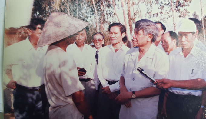 Tổng Bí thư Lê Khả Phiêu nói chuyện với bà con nông dân tại vùng hạn hán huyện Lệ Thủy. Ảnh: T.Phùng.