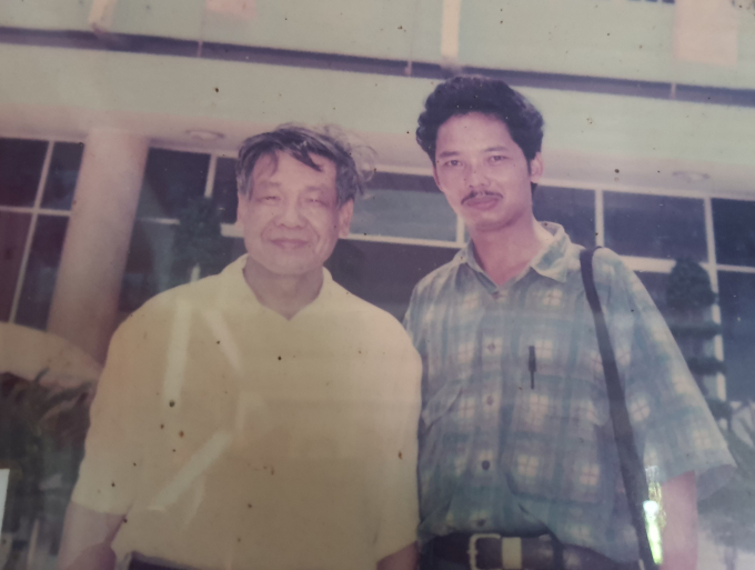 Tác giả chụp ảnh cùng với Tổng Bí thư Lê Khả Phiêu trong chuyến công tác tại vùng hạn Quảng Bình. Ảnh: N.Tâm.