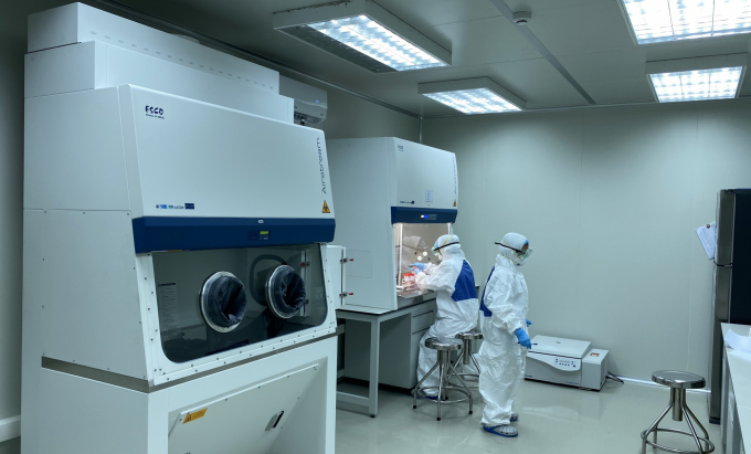 Các cán bộ của Trung tâm Chẩn đoán thú y Trung ương đang thực hiện xét nghiệm virus SARS-CoV-2 bằng kỹ thuật Real-time RT PCR. Ảnh: DAH.