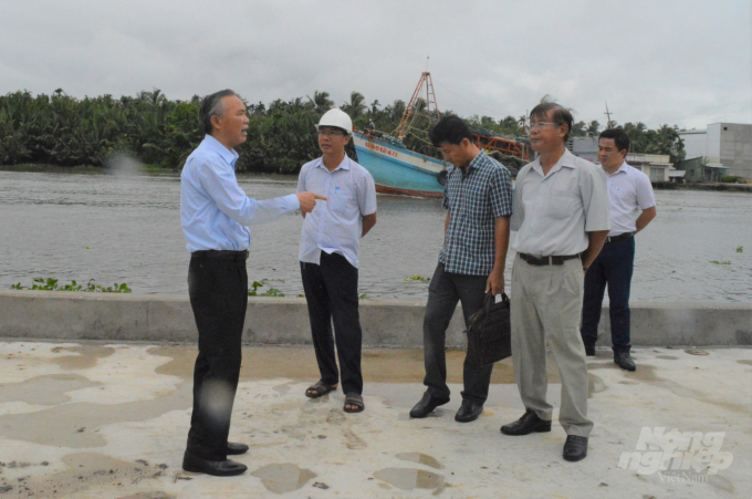 Thứ trưởng Bộ NN-PTNT Phùng Đức Tiến (ngoài cùng, bên trái), kiểm tra công tác chống khai thác IUU tại cảng cá Tắc Cậu tại huyện Châu Thành, Kiên Giang, sáng 13/8. Ảnh: Trung Chánh.