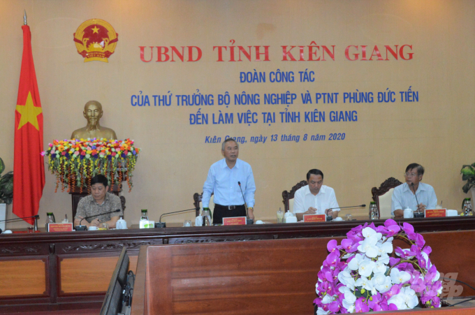 Đoàn công tác của Bộ NN-PTNT do Thứ trưởng Phùng Đức Tiến làm trưởng đoàn, đến làm việc với tỉnh Kiên Giang, ngày 13/8. Ảnh: Trung Chánh.