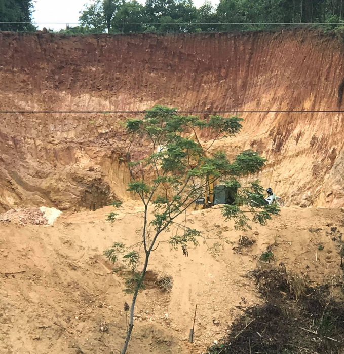 Điểm mỏ khai thác cao lanh trái phép tại xã Văn Phú.