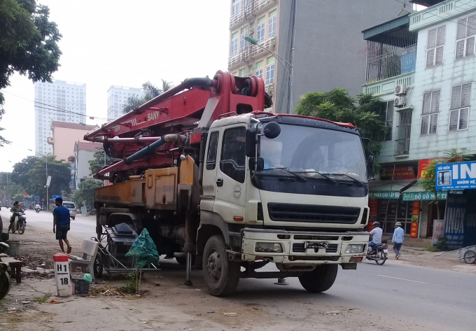 Xe cẩu tải trọng lớn đỗ chềnh ềnh trên mặt đường Quốc lộ 32 để sửa lốp.