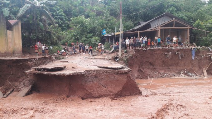 Mưa lũ và lũ quét gây sạt lở nhiều tuyến đường liên xã, làm hơn 100 hộ dân bị cô lập. Ảnh: Vũ Thanh Hải.