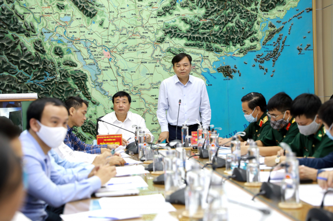 Thứ trưởng Bộ NN-PTNT Nguyễn Hoàng Hiệp chỉ đạo cuộc họp phòng, chống bão số 4 trên biển Đông có khả năng gây mưa lớn. Ảnh: Minh Phúc.