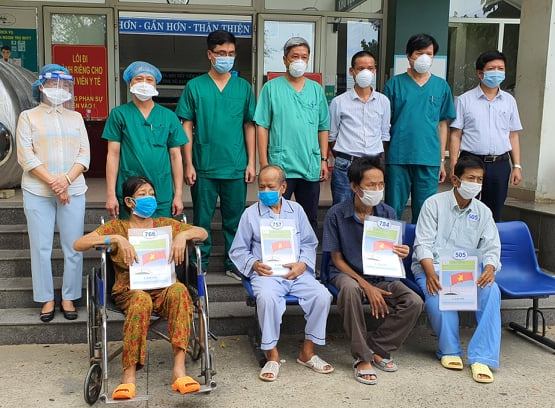 Thứ trưởng Bộ Y tế Nguyễn Trường Sơn cùng các bác sĩ Trung tâm Y tế Hòa Vang chúc mừng 4 bệnh nhân chạy thận nhân tạo mắc Covid-19 được công bố khỏi bệnh ngày 18/8. Ảnh: Tuấn Dũng.