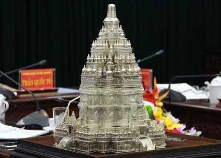 Mô hình Chùa Tháp Phật Giáo hoành tráng tại nghị trường. Ảnh: TL.