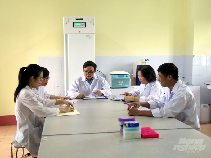 Tiến sĩ Nguyễn Phú Hùng làm chủ đề tài đã thành công và cho ra mắt bộ sinh phẩm phát hiện SARS-CoV-2 bằng kỹ thuật Realtime PCR. Ảnh: Đồng Văn Thưởng.