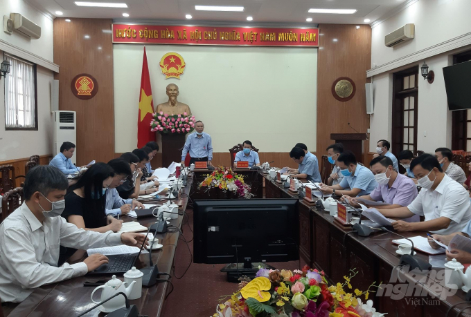 Thứ trưởng Bộ NN-PTNT Phùng Đức Tiến gợi ý định hướng phát triển chăn nuôi, tái đàn lợn đạt hiệu quả cho tỉnh Thái Nguyên. Ảnh: Đồng Văn Thưởng.