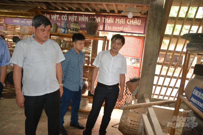 Thứ trưởng Trần Thanh Nam tham quan mô hình du lịch cộng đồng tại huyện Mai Châu (tỉnh Hòa Bình). Ảnh: Trần Hồ.