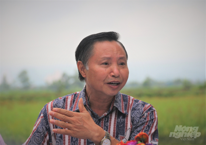 Ông Kim Văn Tiêu, Phó Giám đốc Trung tâm Khuyến nông Quốc gia đánh giá mô hình nuôi cá – lúa mang hiệu quả cao. Ảnh: Phạm Hiếu.