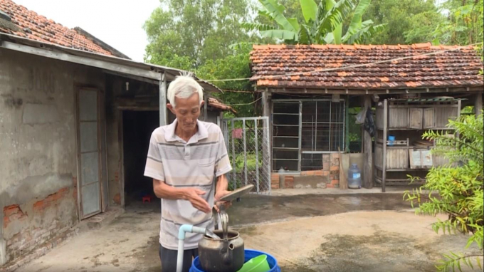 Người dân rất yên tâm về sức khỏe khi sử dụng nguồn nước từ các công trình cấp nước của Trung tâm Nước sạch và Vệ sinh môi trường nông thôn Bình Thuận. Ảnh: KS.