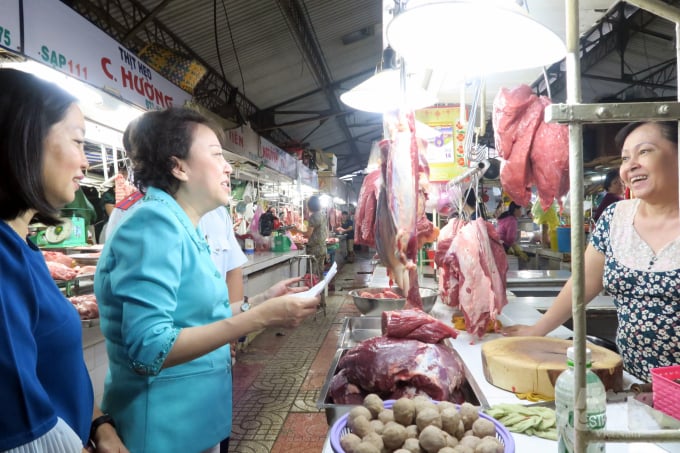 Đoàn kiểm tra Ban An toàn thực phẩm TP.HCM kiểm tra tại Chợ Xóm Chiếu (quận 4). Ảnh: Nguyễn Thủy.