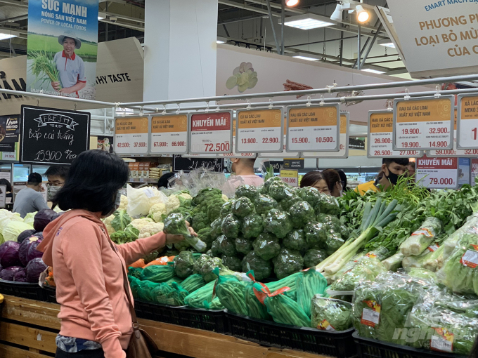 Người tiêu dùng lựa chọn thực phẩm tại hệ thống siêu thị hiện đại. Ảnh: Nguyễn Thủy.
