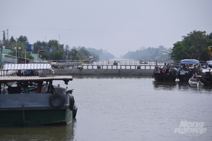 Cống âu thuyền Ninh Quới, công trình sử dụng vốn đầu tư công trung hạn giai đoạn 2016-2020 đã phát huy hiệu quả, kịp thời chống hạn mặn năm 2019-2020. Ảnh: Tùng Đinh.
