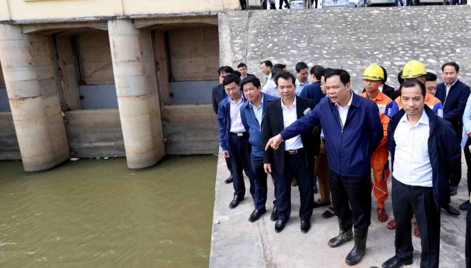 Bộ trưởng Bộ NN-PTNT kiểm tra công tác cấp cước đổ ải phục vụ sản xuất vụ đông xuân 2019 - 2020 tại Hà Nam. Ảnh: Nguyễn Sinh.