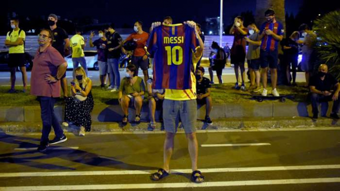 CĐV phẫn nộ với lãnh đạo Barca khi Messi đòi ra đi.