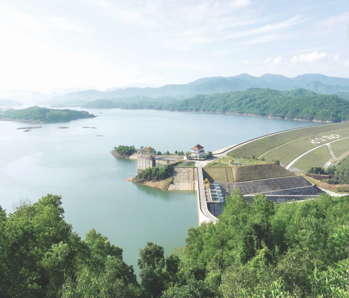 Công trình hồ chứa nước Tả Trạch hoàn thành vào năm 2016, không chỉ chống lũ tiểu mãn, lũ sớm; giảm lũ chính vụ cho sông Hương mà còn có tác dụng tạo nguồn nước tưới ổn định cho 34.782 ha đất canh tác. Ảnh: TCTL.