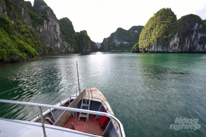 Cách bờ gần 20 km, Làng chài Cửa Vạn là một phần trong tuyến tham quan số 3 trên Vịnh Hạ Long. Để ra được làng, du khách có thể đi thuyền từ khu vực Bến Đoan hoặc Tuần Châu, thời gian di chuyển khoảng hơn 1 giờ và đi qua một số địa điểm nổi tiếng khác trên Vịnh Hạ Long như Đảo Ti tốp, Hang Sửng sốt... Hành trình ra Cửa Vạn du khách có thể thoải mái ngắm nhìn phong cảnh hữu tình, vịnh, trời xanh, biển xanh, những ngọn núi trùng điệp và đặc biệt là rất lặng sóng. 