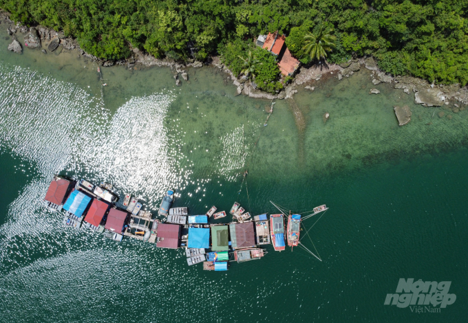 Năm 2014, thành phố Hạ Long có chủ trương đưa dân chài định cư nên gần như toàn bộ dân số của làng Cửa Vạn đều về bờ sinh sống. Tuy nhiên, hiện nay vẫn còn 13 hộ ở lại làng làm nghề nuôi cá lồng bè nhưng chỉ là các lao động chính, trẻ em và người lớn tuổi đều có chỗ ở ổn định trên bờ. Ngoài sản xuất thủy sản, những người dân này cũng tham gia vào hoạt động du lịch như chèo thuyền, đò chở khách hay tái hiện các hoạt động văn hóa truyền thống trên biển.