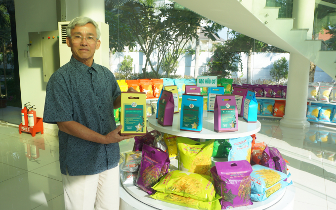 Ông Phạm Thái Bình, TGĐ công ty Trung An giới thiệu sản phẩm gạo xuất khẩu. Ảnh: Hữu Đức.