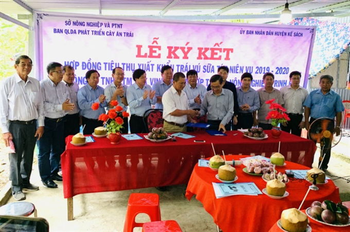 Lãnh đạo tỉnh Sóc Trăng và đoàn công tác của Bộ NN-PTNT tham dự lễ ký kết giữa HTX Trinh Phú và Công ty VINA T&T. Ảnh: HP.