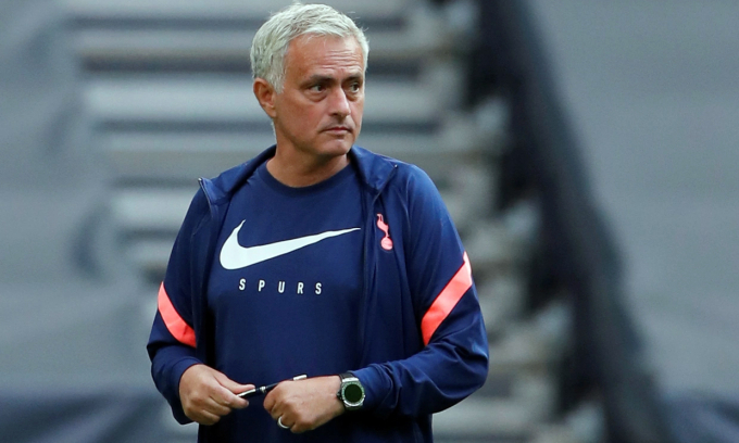 Mourinho có thể nói tốt 5 ngoại ngữ là tiếng Anh, Pháp, Italia, Bồ Đào Nha và Tây Ban Nha. Ảnh: Reuters.