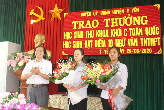 Đặng Thị Hồng Trang (đứng giữa) - nữ sinh đạt điểm 10 môn Ngữ văn Kỳ thi tốt nghiệp THPT quốc gia năm 2020. Ảnh: Mai Chiến.