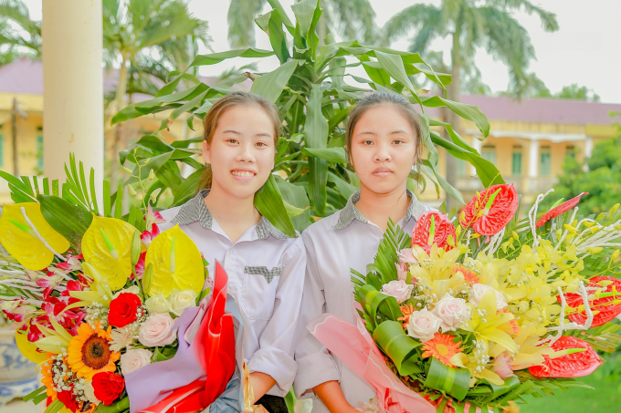 Đặng Thị Hồng Trang (bên trái) chụp ảnh lưu niệm cùng với bạn Nguyễn Thị Hương (bên phải) - thủ khoa khối C. Cả Trang và Hương đều là học sinh trường THPT Mỹ Tho, huyện Ý Yên. Ảnh: Tuấn Nam.