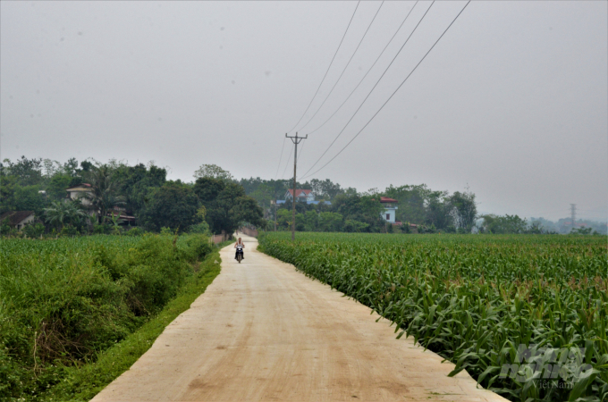 Được sự đồng thuận của người dân, những con đường bê tông kiên cố đã nối liền các thôn, xóm ở Tuyên Quang. Ảnh: Đào Thanh.