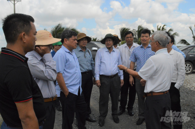 Thứ trưởng Trần Thanh Nam trao đổi với các đại biểu khi tham quan mô hình trước buổi hội nghị. Ảnh: Trung Chánh.